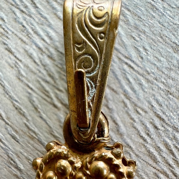 SOLD! Signed Miriam Haskell Vintage Cross Pendant Floral Baroque Gold-Tone 1960s - Picture 10 of 10